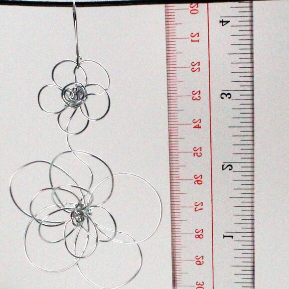 Extra long playful wire flower earrings handmade in Canada - Picture 5 of 7